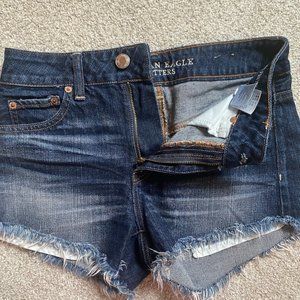 AMERICAN EAGLE HI-RISE FESTIVAL WOMENS DISTRESSED DARK JEAN SHORTS